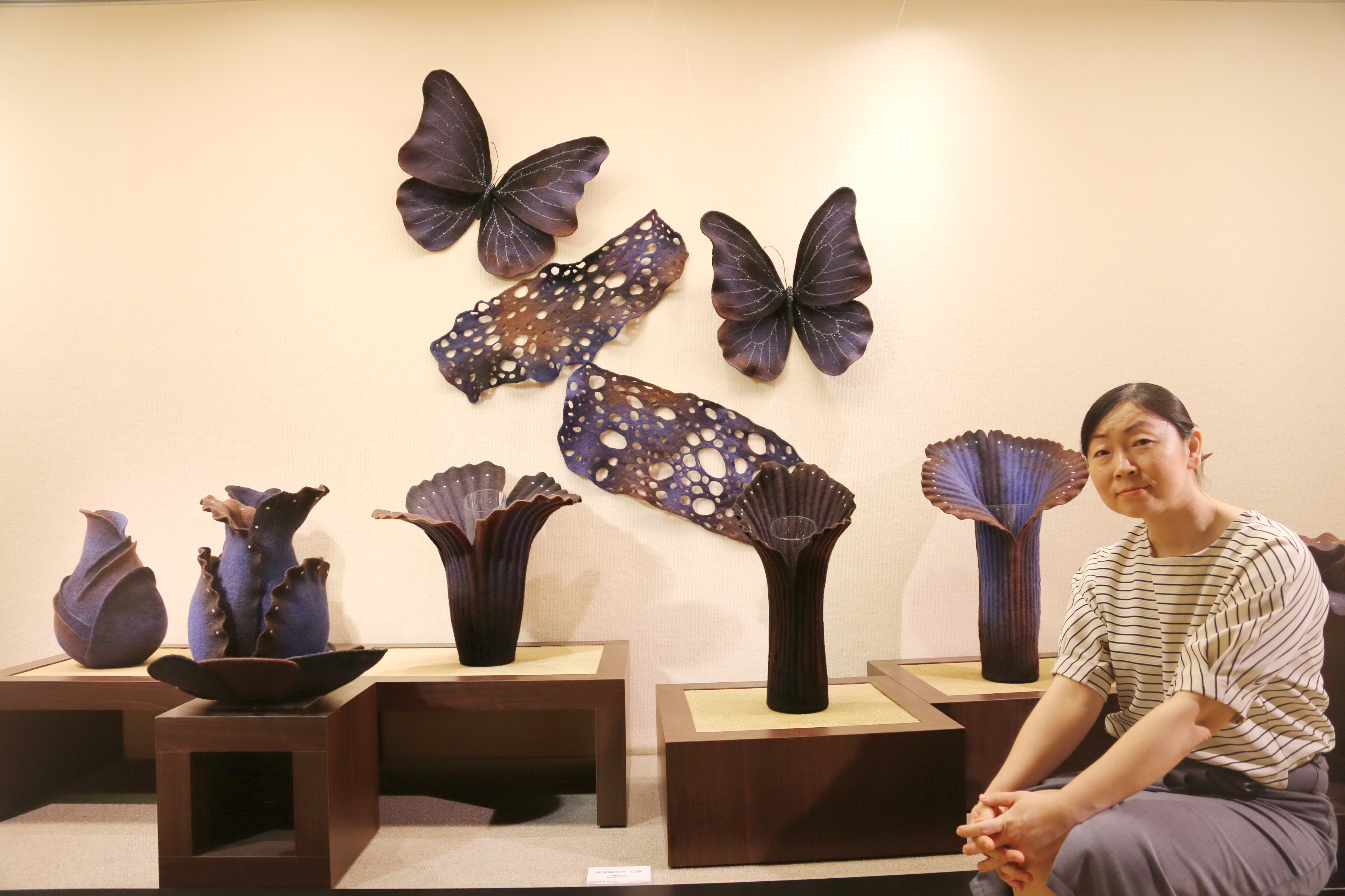 “紫斑蝶”是王冰瑞入选台湾工艺奖作品，精雕细琢出彩蝶的艳丽色彩。（赖瑞／大纪元）