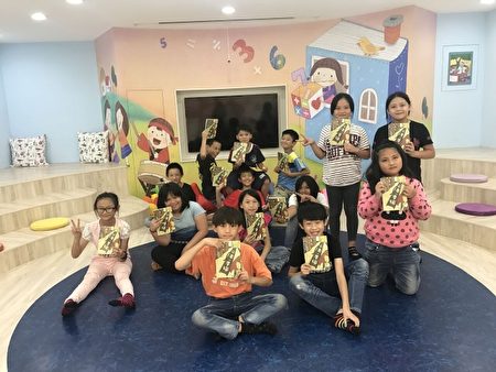 学生们很喜爱“爱的书库”的书籍。（台湾阅读文化基金会提供）