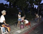 高雄三轮大停电！室内太热民众搬凳子公园乘凉