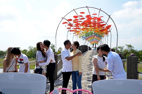 2017七夕， 三星鄉公所舉辦百對愛侶鵲橋熱吻活動。（三星鄉公所提供）