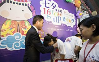 市长林智坚帮孩子们“脱絭”。（新竹市府提供）