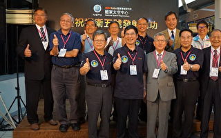 福卫五号在美发射成功，200人在台湾共同见证欢呼，科技部长陈良基（前排左2）希望可成为台湾守护土地的利器。（国家实验研究院提供）