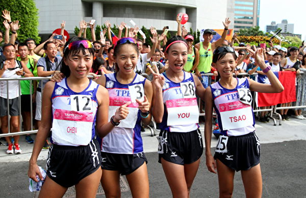 女子半程馬拉松競賽，台代表隊選手陳宇璿（左起）、張芷瑄、游雅君、曹純玉奪銅。（2017臺北世大運組委會提供） 