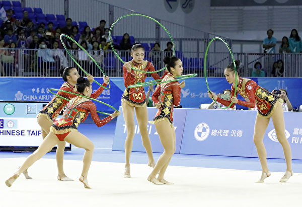 中華韻律體操女子團體隊首戰表現亮眼，在團隊全能5環賽，發揮良好默契，以17.050分暫列第2，僅次於烏克蘭的17.550分。（2017臺北世大運組委會提供） 