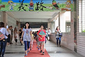 老师学长带领新生走“礼门”“义路”,期勉所有学生都能有礼貌,能够做正确的事。(许享富/大纪元)