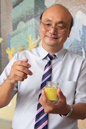 校长陈正忠送给新生“文华平安瓶”,期勉学生能够平安、幸福。(许享富/大纪元)