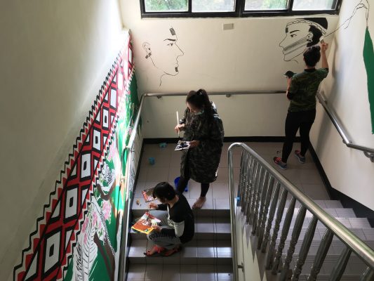 大同鄉南山部落青年藝術家彩繪辦公廳舍，融合原民傳統文化及生態保育。（羅東林管處提供）