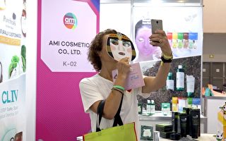 從8月18日開始，在為期三天的韓國商展KCON活動中民眾在美妝攤位自拍。（王姿懿／大紀元）