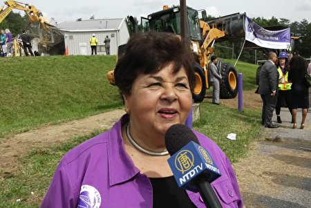紫线的忠实粉丝——马里兰州众议员安娜·索尔（Ana Sol Gutierrez）。（新塘人电视台提供）