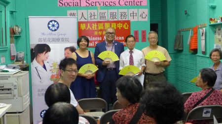 赖栎元（右三）昨日在布碌仑华人社区服务中心，讲解了短期康复疗养院的住院规则。