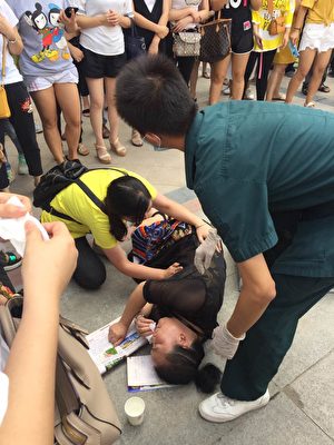 8月26日、27日，湖北荆门市星球商业中心卖女装的百余名商户打横幅维权遭保安、警察镇压。（受访者提供）