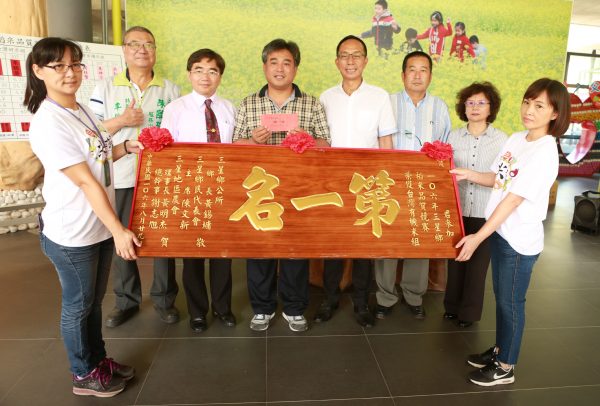 三星乡稻米品质竞赛有机米组第一名陈晋恭（左4）。（曾汉东／大纪元）