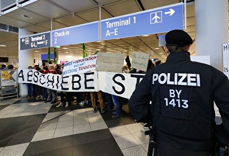 德国遣返难民时，在机场经常出现抗议场面。（UWE LEIN/AFP/Getty Images)