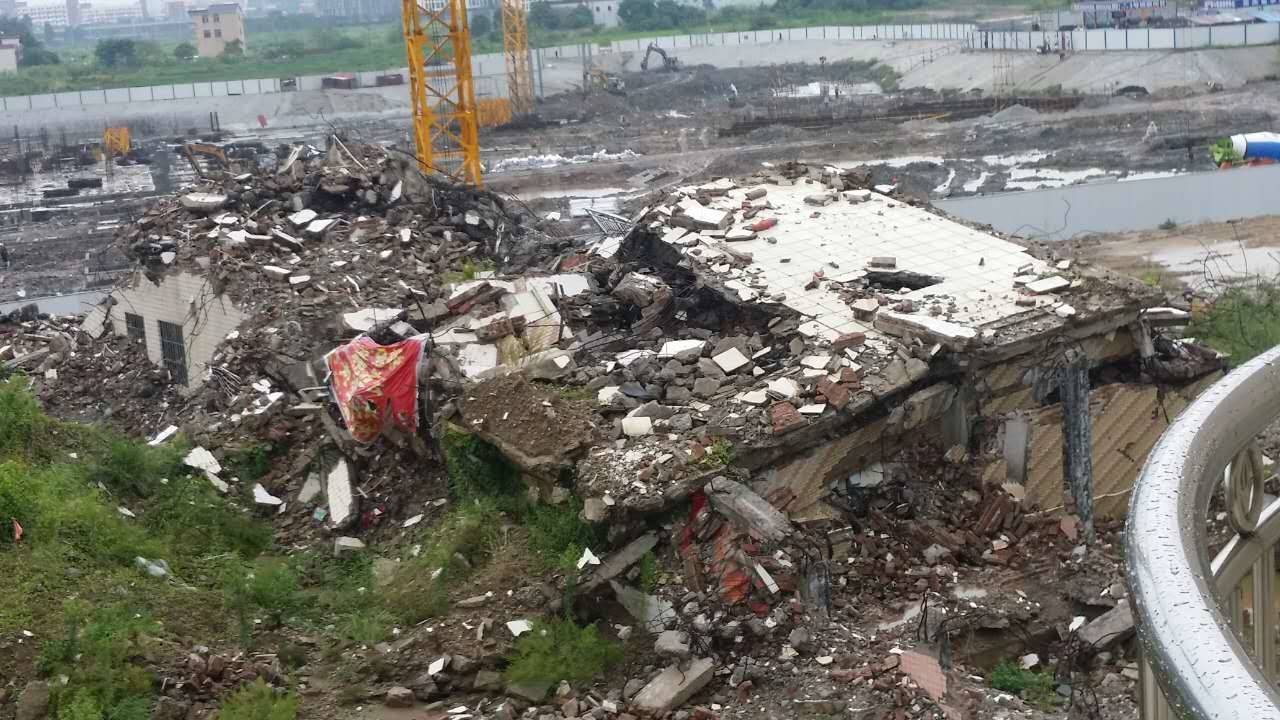 上圖樓房,已變成一堆廢墟。(志願者提供)