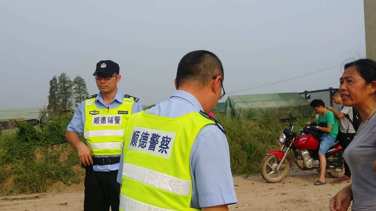 住宅出入口被堵,報警處理,塞路泥土依然存在。(志願者提供)