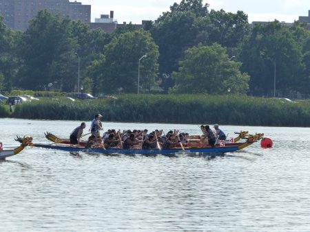 第27届纽约香港龙舟赛8月12、13日在法拉盛草原湖举行，212支队伍展开角逐。
