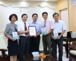 嘉義市牙醫公會贈書 推廣牙籤式刷牙法