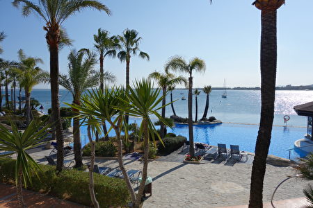Botel Alcudiamar酒店，无边际泳池连着蓝蓝的地中海（来源：康妮/大纪元）