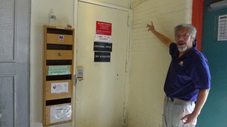 陈家龄说，目前华埠人力中心大楼的地下室，当时是23小学下面的防辐射庇护所。他在这里读书时和一帮调皮学生溜进去，打开一箱食物，拿东西吃。