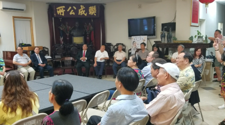 市议员顾雅明2日拜访曼哈顿华埠联成公所﹐寻求华人投票支持。