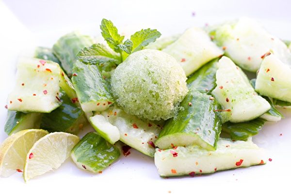 涼拌黃瓜的爽脆、酸辣入味，冰鎮爽口也開胃。(BernadetteWurzinger/CC/Pixabay)