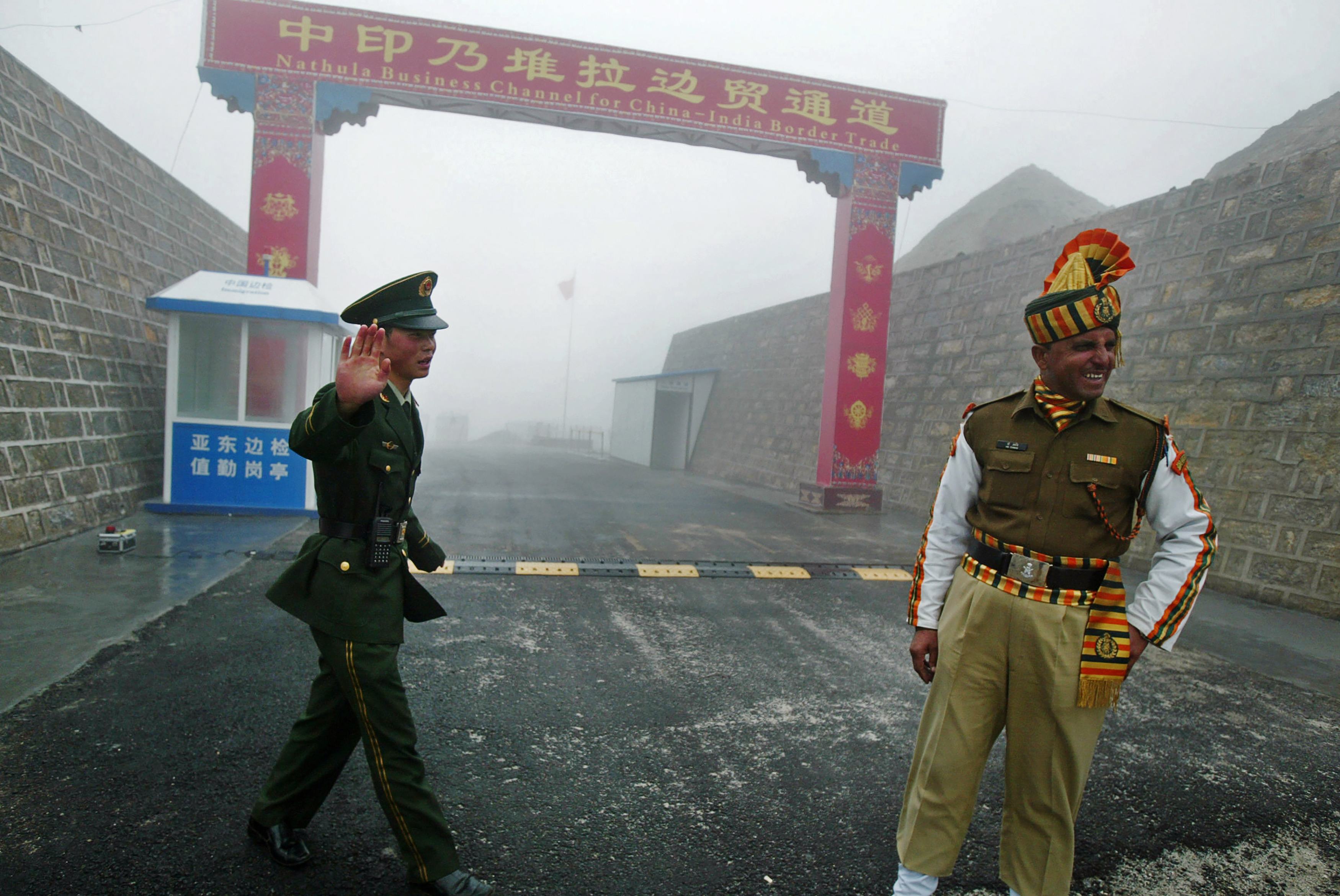 中印對峙長達兩個多月。圖為中印兩國的軍人。 (AFP)