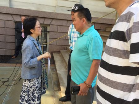 華裔市議員陳倩雯呼籲州立法者立法保護外賣郎，圖為她與華人公會代表交談。