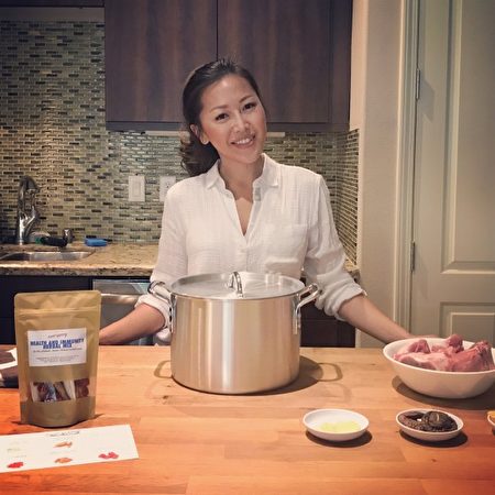 辛迪.麦(Cindy Mai )在厨房工作照。(Photo courtesy of root + spring)