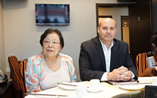 潘直理（Jered Pruitt，右）将接替黄苏振恩（左），任华人咨询服务处总监（COO）。（温文清/大纪元）