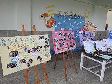 三江國小學童的作品展覽，也深具特色。（蔡上海／大紀元）