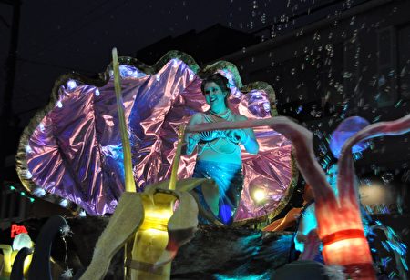 图：来自素里市艺术中心的小美人鱼炬光花车美人鱼表演。（唐风/大纪元）
