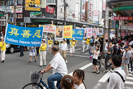 8月11日-13日，日本法轮功学员在日本关西地区、外国游客集中的京都、大阪及神户举行了三天大型反迫害游行及征签活动。（游沛然／大纪元）