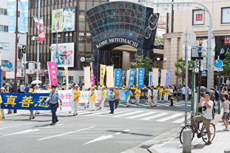 8月11日-13日，日本法轮功学员在日本关西地区、外国游客集中的京都、大阪及神户举行了三天大型反迫害游行及征签活动。（游沛然／大纪元）