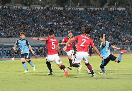 8月23日在日本举行的一场亚冠4强中，川崎前锋主场以3-1战胜浦和红钻。（野上浩史／大纪元）