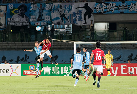 8月23日在日本举行的一场亚冠4强中，川崎前锋主场以3-1战胜浦和红钻。（野上浩史／大纪元）