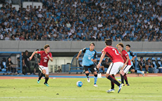 8月23日在日本舉行的一場亞冠4強中，川崎前鋒主場以3-1戰勝浦和紅鑽。（野上浩史／大紀元）