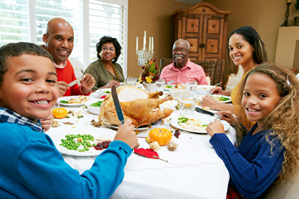 一家人聚在一起吃饭是各个民族都有的传统。（fotolia）