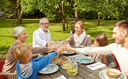青少年参与有规律的家庭晚餐，会拥有更强的满足感并且更可能积极地和别人建立友谊。（fotolia）