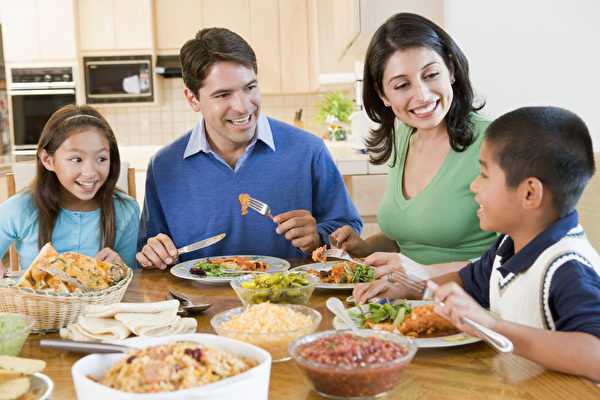 美国一项最新研究显示，全家人经常坐在一起共享晚餐，孩子在学校的表现更优秀，学习更专注，而且更善于社交。(fotolia)