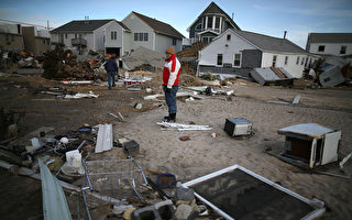 图：新州环保局的“蓝岭计划”收购桑迪灾区房产作为防洪开放空间。图为新州海边被桑迪飓风损毁的居民住房。（Mark Wilson/Getty Images）