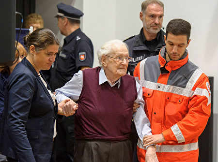 德国汉诺威检察院，对一名年近百岁的前纳粹党卫军成员Oskar Gröning，做出刑期4年的判决。(Hans-Jurgen Wege - Pool/Getty Images)