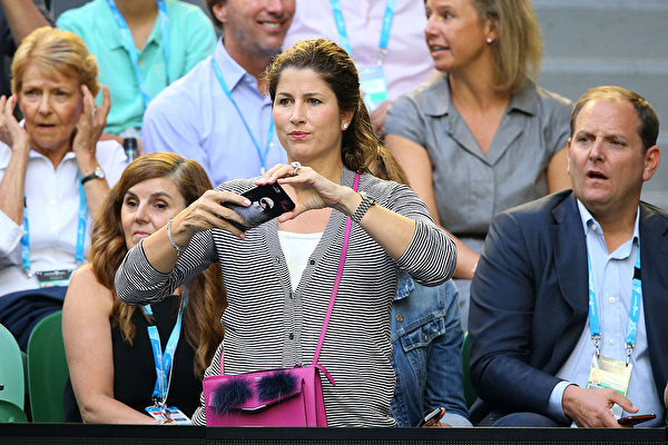 MELBOURNE, AUSTRALIA - JANUARY 28: Mirka Federer wife of Roger Federer of Switzerland watches his semi final match against Novak Djokovic of Serbia during day 11 of the 2016 Australian Open at Melbourne Park on January 28, 2016 in Melbourne, Australia. (Photo by Michael Dodge/Getty Images)