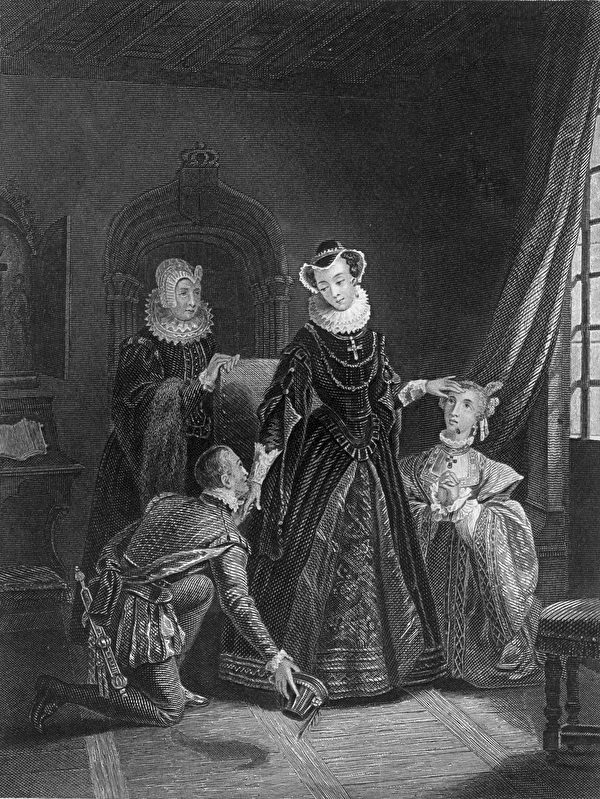 瑪麗一世被囚禁期間，她的待遇還是不錯的，據說，她的僕人數量至少有16人，厨師每餐都要準備32道菜，裝在銀盤裏。圖為她的僕人在服侍她 (Photo by Hulton Archive/Getty Images)