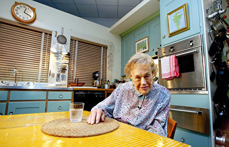 2002年，茱莉亚·柴尔德（Julia Child）在美国国家历史博物馆庆祝90岁生日。她把自己曾经工作的厨房捐赠给了该博物馆。（TIM SLOAN/AFP/Getty）Images)