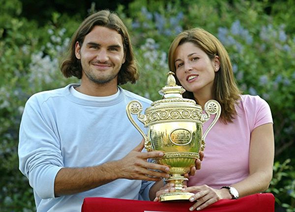 费德勒和米尔卡在英国温布顿网球公开赛上。 (Photo by Bongarts/Getty Images)