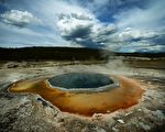 UFO？黃石火山上空現神祕明亮飛行物
