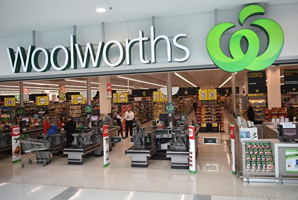 澳洲Woolworths超市，為拯救海洋生物，決定禁止使用一次性塑料袋。(PETER PARKS/AFP/Getty Images)