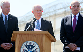 司法部长塞申斯（中）将于本周公布严厉打击泄密的事宜，他将与白宫新任幕僚长凯利（左）将军共同处理泄密问题。(Photo by Sandy Huffaker/Getty Images)