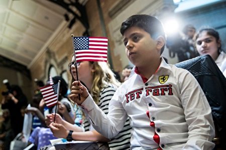 圖為在紐約布鲁克林動物園舉行的美國公民宣誓典禮，很多來自不同族裔的小朋友也在其中，2017年。 (Drew Angerer/Getty Images)