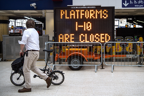 英國最繁忙的車站之一倫敦的滑鐵盧（Waterloo）近日進行站臺擴建，一到十號站臺全部關閉，工程將在8月28日結束，估計耗資8億鎊。站臺將被延長，可以停靠較長的列車。工程結束後，滑鐵盧在每天上下班高峰時刻接待乘客的能力將增加30%。(Carl Court/Getty Images)